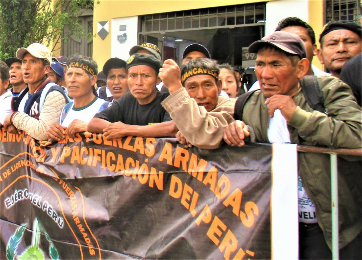 Fig. 6 : Anciens combattants enragés qui ont participé à la manifestation, où il est possible de voir aussi les drapeaux utilisés pour identifier leurs lieux de service et de combat pendant la guerre. Cliché : C. Granados (Lima, septembre 2019).
