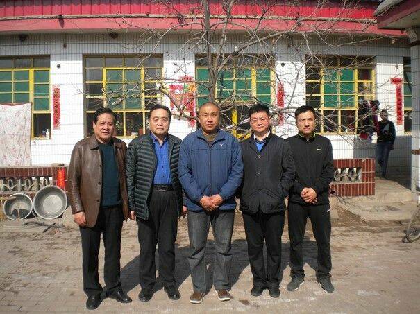 Wang Xicheng (centre) et ses disciples, lignée xinyiquan des Dai, Qixian, province du Shanxi, 2017. Crédits : auteur