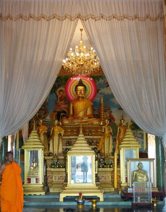 Fig.1 : Grand autel du Buddha, reliques et cénotaphe, étage supérieur du vihara, Vatt Uṇṇāḷom, Phnom Penh, novembre 2017. ©marieaberdam