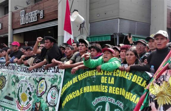 Fig. 1 :  Conscrits Ex-combattants participant à la journée de protestation devant le Congrès de la République du Pérou. Cliché: C. Granados (Lima, septembre 2019).