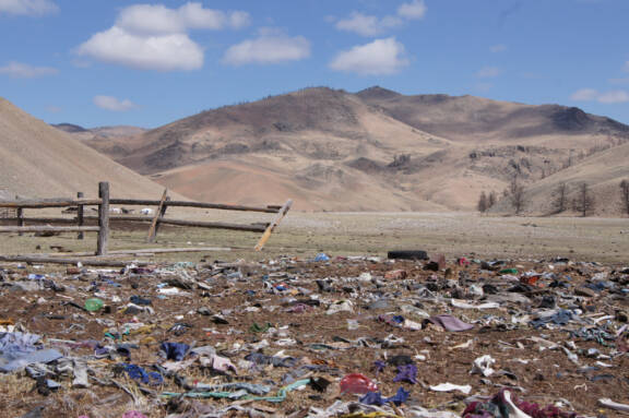 Fig.1 : Les déchets d'un campement d'éleveurs nomades, nord de la Mongolie, Hövsgöl, 2019